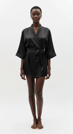robe de cetim preto curto - vista inteira com brilho discreto e caimento liso