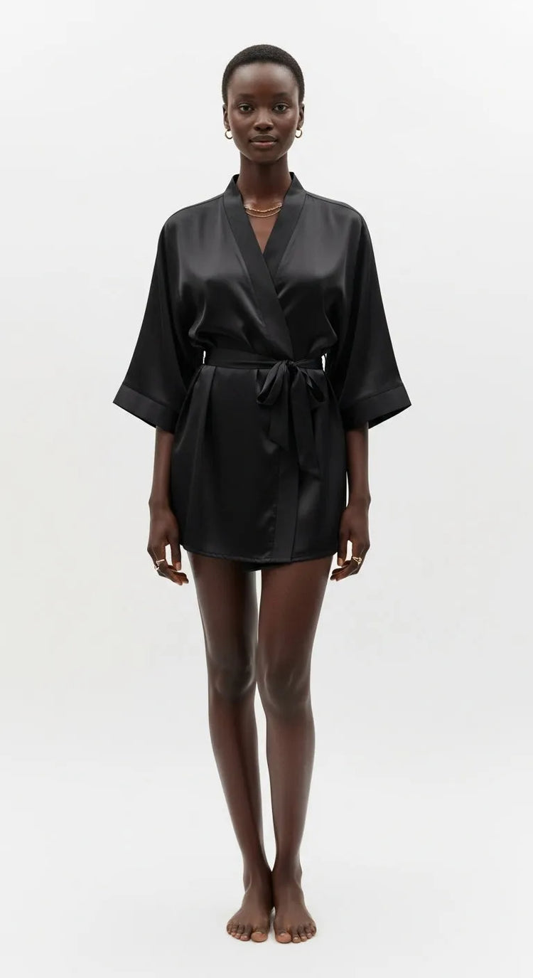 robe de cetim preto curto - vista inteira com brilho discreto e caimento liso