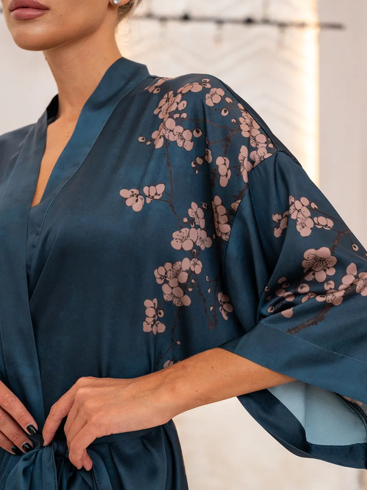 Robe Kimono Curto de Cetim Azul com Pétalas Rosas
