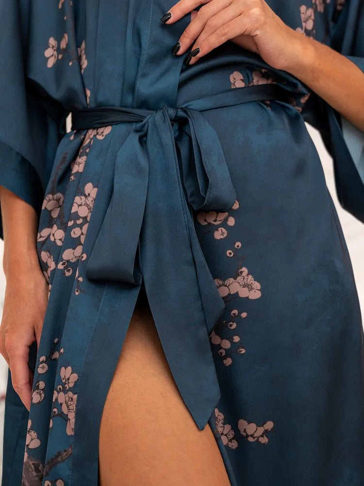 Robe Kimono Curto de Cetim Azul com Pétalas Rosas