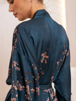 Robe Kimono Curto de Cetim Azul com Pétalas Rosas