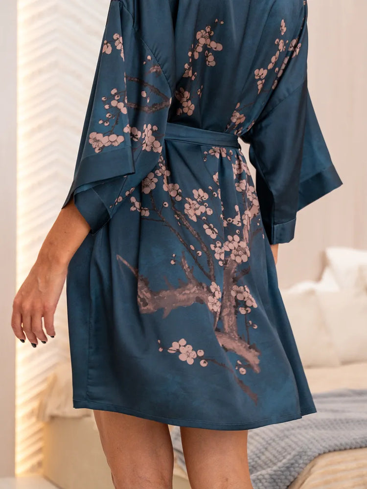 Robe Kimono Curto de Cetim Azul com Pétalas Rosas