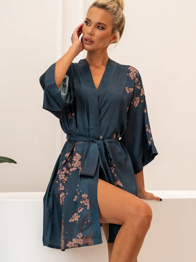 Robe Kimono Curto de Cetim Azul com Pétalas Rosas