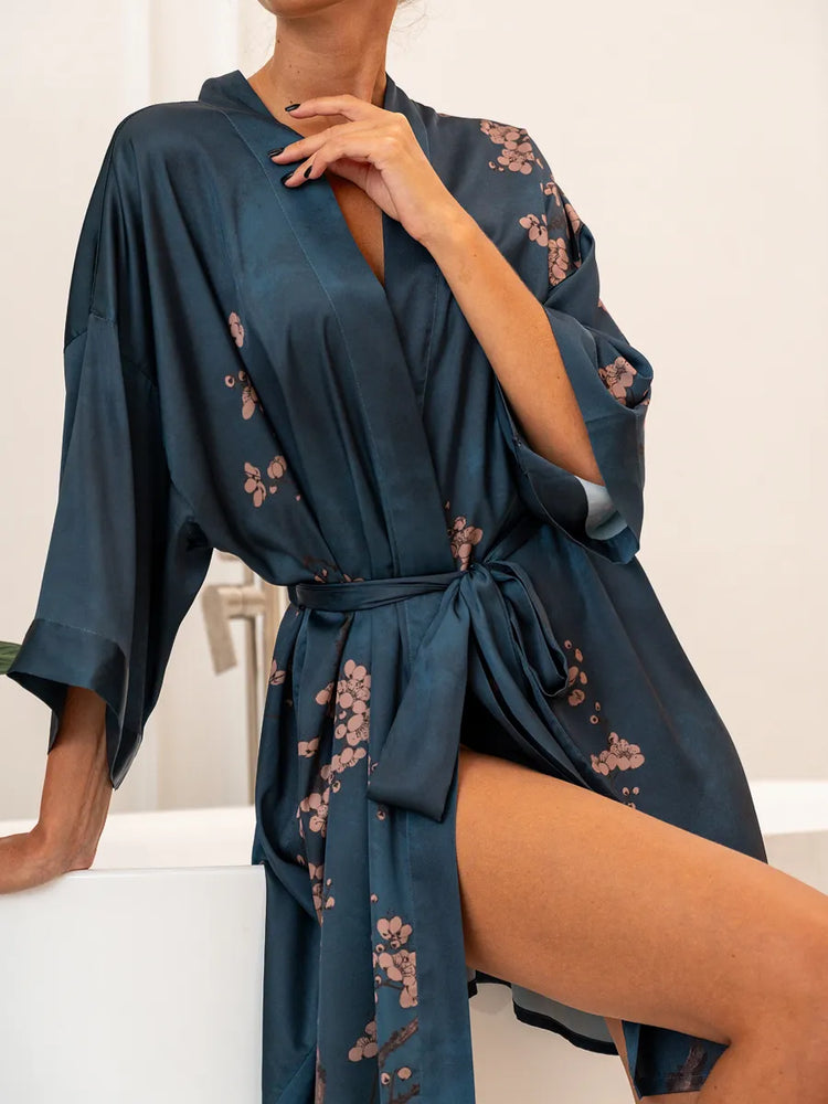 Robe Kimono Curto de Cetim Azul com Pétalas Rosas
