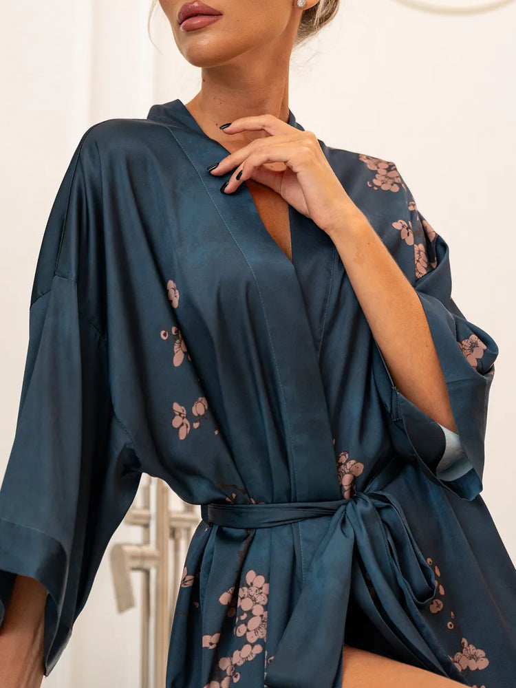 Robe Kimono Curto de Cetim Azul com Pétalas Rosas