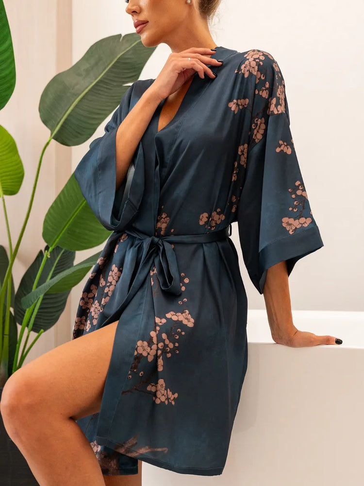 Robe Kimono Curto de Cetim Azul com Pétalas Rosas