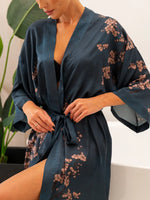 Robe Kimono Curto de Cetim Azul com Pétalas Rosas
