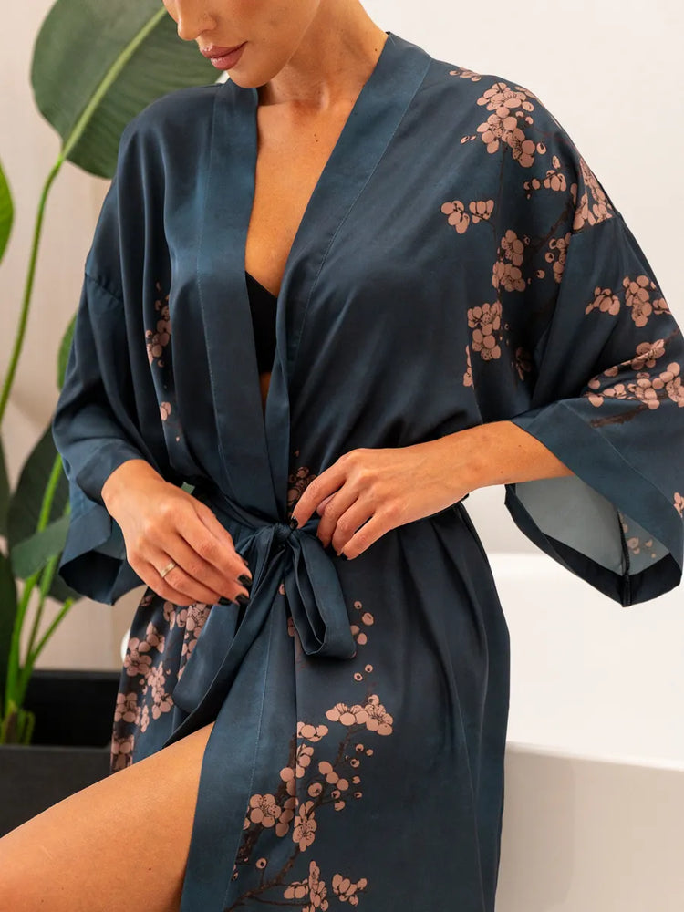 Robe Kimono Curto de Cetim Azul com Pétalas Rosas