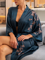 Robe Kimono Curto de Cetim Azul com Pétalas Rosas