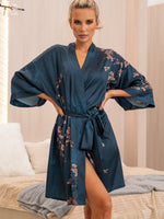 Robe Kimono Curto de Cetim Azul com Pétalas Rosas