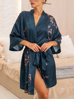 Robe Kimono Curto de Cetim Azul com Pétalas Rosas