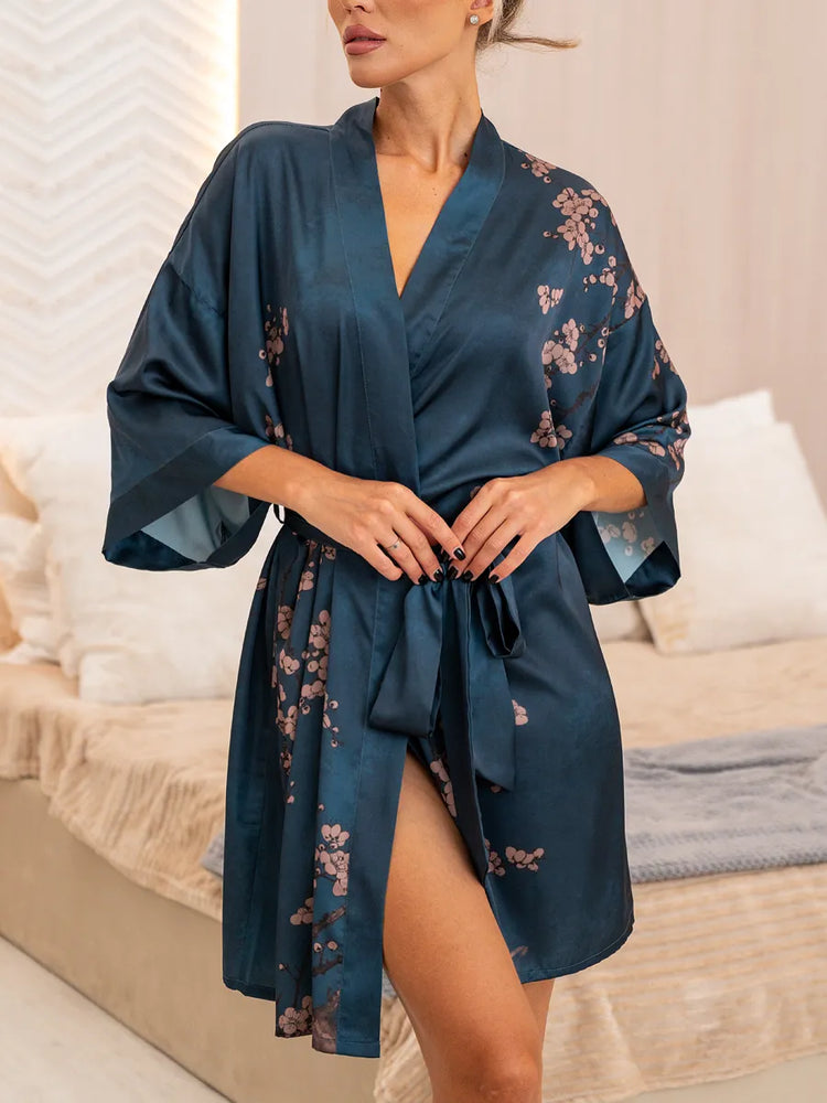 Robe Kimono Curto de Cetim Azul com Pétalas Rosas