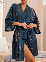 Robe Kimono Curto de Cetim Azul com Pétalas Rosas