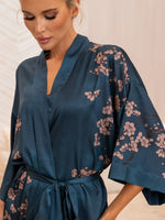 Robe Kimono Curto de Cetim Azul com Pétalas Rosas