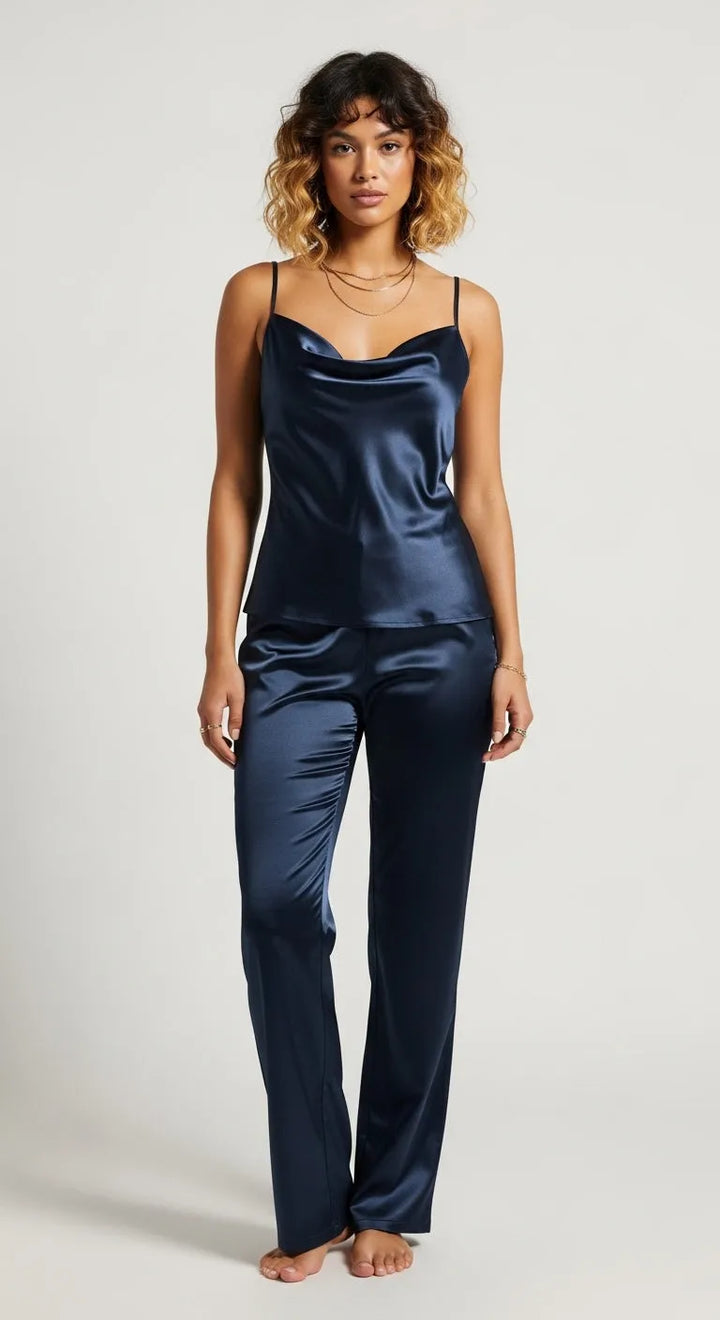 Pijama de cetim azul marinho feminino vista frontal, calça longa e regata com decote drapeado.