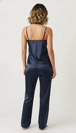 Conjunto de cetim azul costas com calça longa e alças finas.