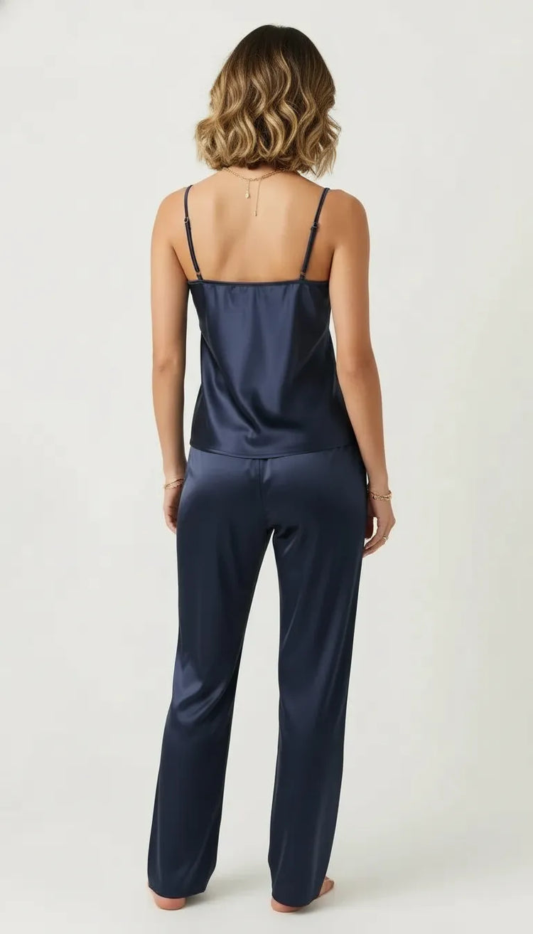 Conjunto de cetim azul costas com calça longa e alças finas.