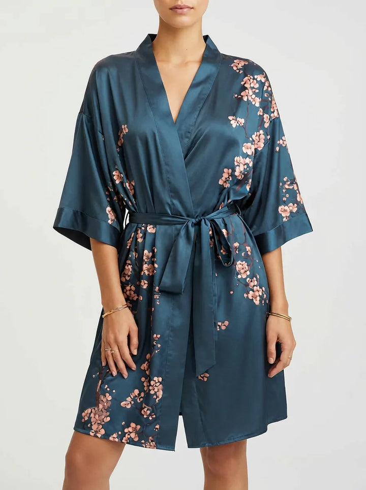 Robe Kimono Curto de Cetim Azul com Pétalas Rosas