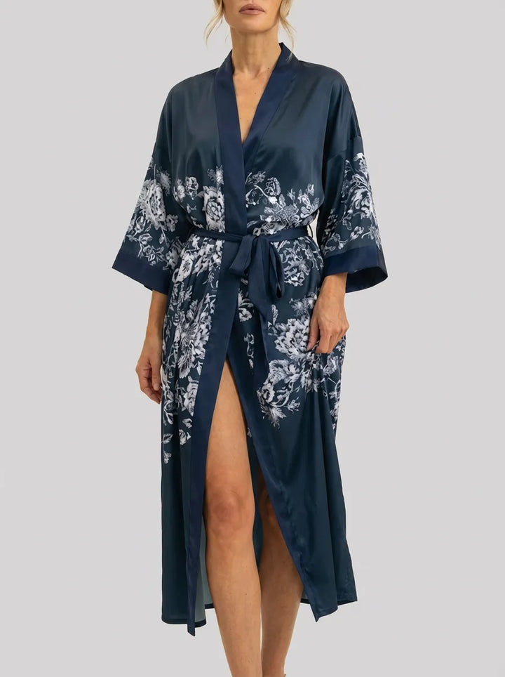 Robe Kimono Longo de Cetim Azul Marinho com Floral Branco - Azul Marinho