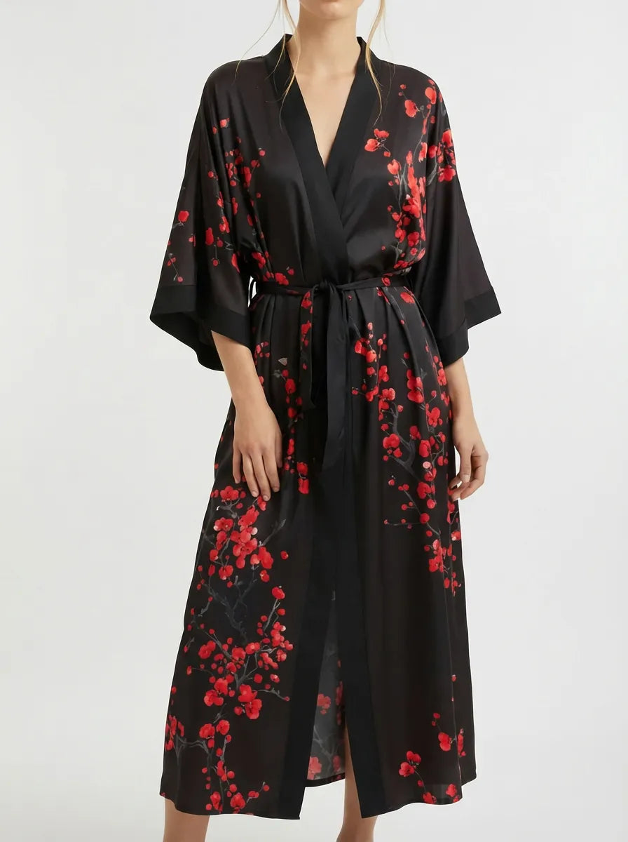 Robe Kimono Longo de Cetim Preto com Pétalas Vermelhas