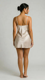 camisola feminina champagne de cetim - costas - modelagem lisa