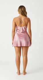 camisola feminina rosa de cetim - costas - caimento liso