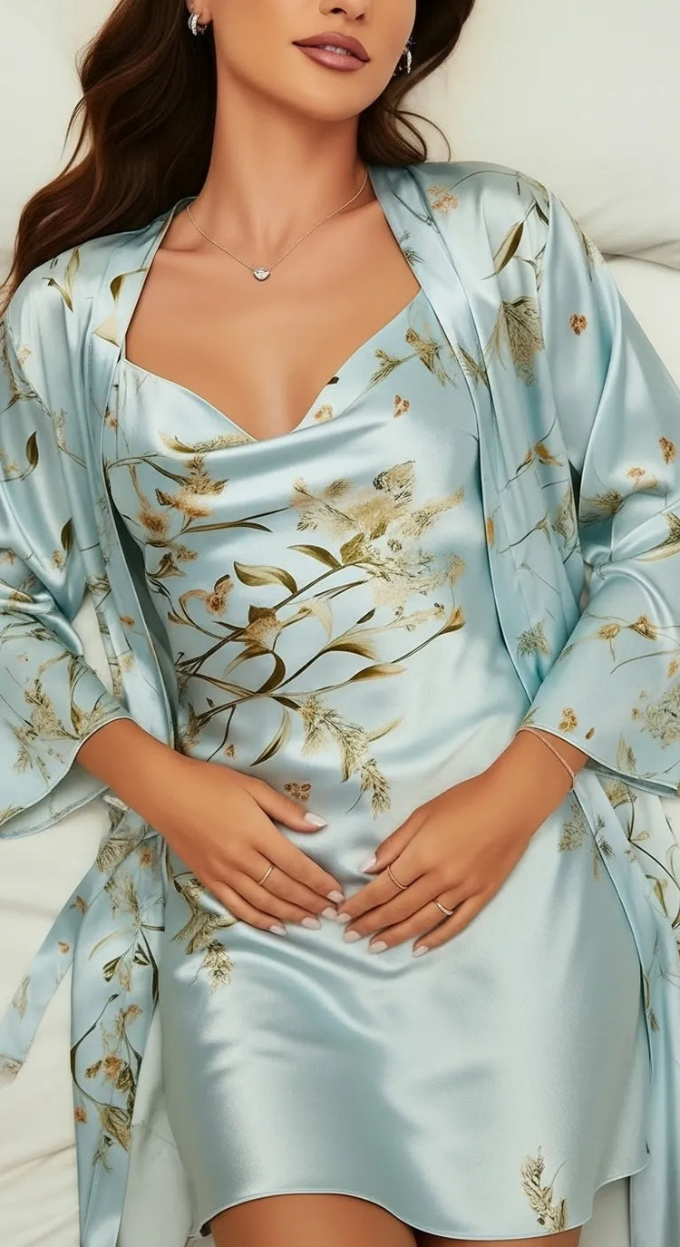 deitada na cama close por cima camisola floral azul cetim acetinado e decote drapeado