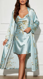 Azul Gelo Hover
frente com movimento robe floral azul aberto caimento fluido sobre a camisola brilho acetinado