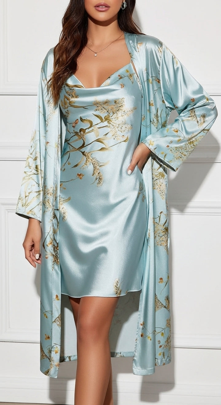 frente conjunto camisola e robe de cetim floral azul decote levemente drapeado alcinha fina e faixa com passadores