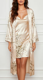 frente conjunto camisola e robe de cetim floral champagne decote drapeado alças finas faixa com passadores na cintura