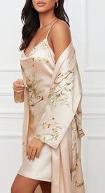 lateral direita conjunto floral champagne camisola slip curta e robe longo acetinado