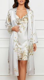 frente conjunto camisola e robe de cetim floral prata decote drapeado alças finas e faixa com passadores na cintura