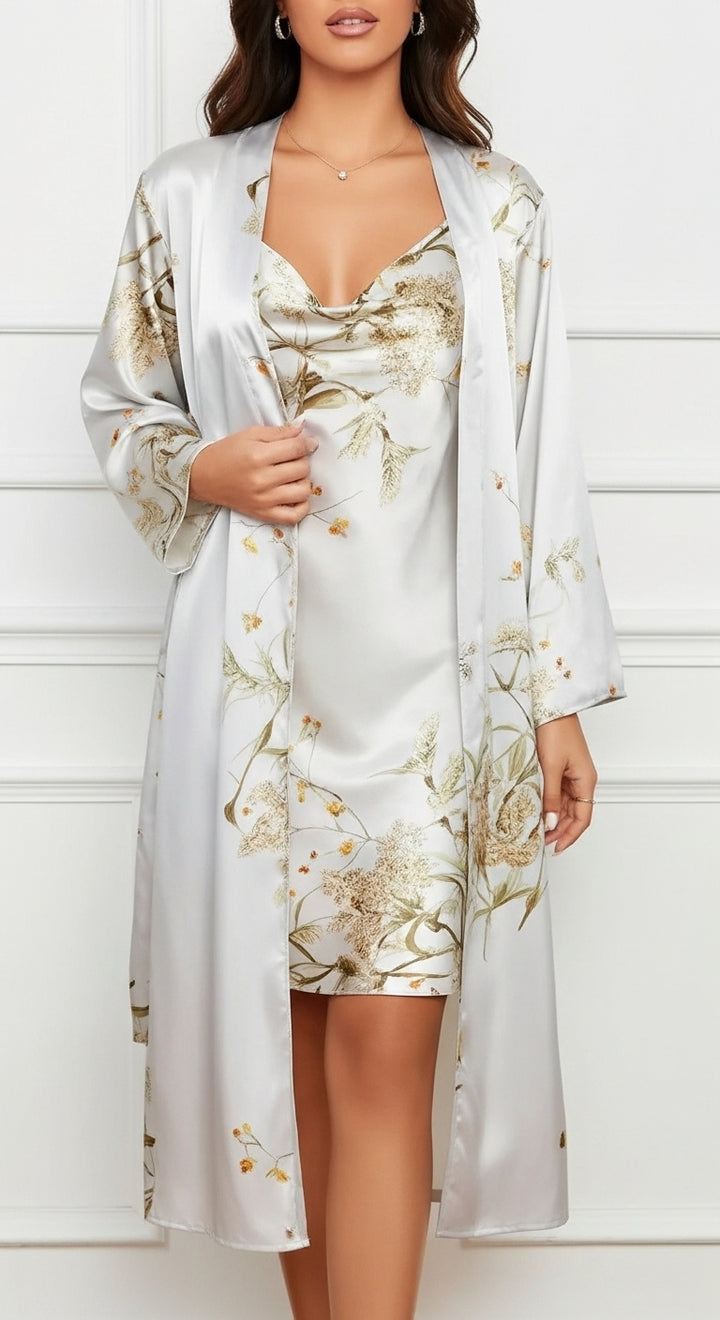 frente conjunto camisola e robe de cetim floral prata decote drapeado alças finas e faixa com passadores na cintura