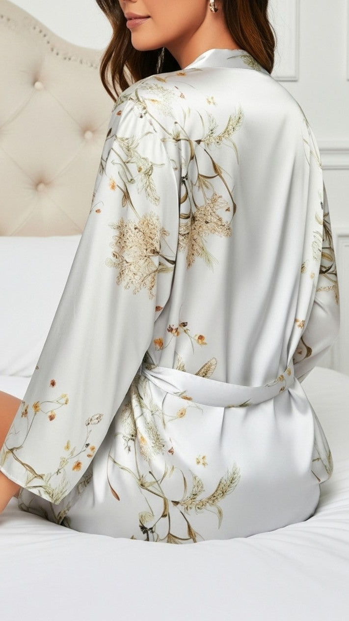 sentada na cama conjunto prata em cetim floral visual sofisticado para noite e autocuidado