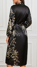costas robe floral preto com faixa passada nos passadores barra midi e acabamento limpo