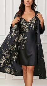 Preto Floral Hover
frente com movimento robe floral preto aberto sobre camisola slip brilho acetinado e caimento leve