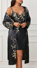 lateral esquerda conjunto preto em cetim estampa botânica dourada manga ampla kimono e laço ajustável