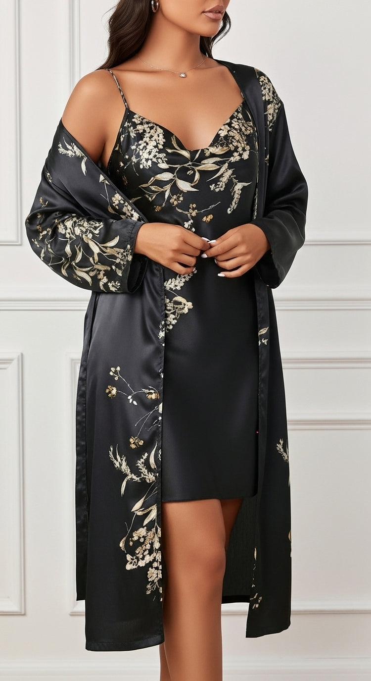 lateral esquerda conjunto preto em cetim estampa botânica dourada manga ampla kimono e laço ajustável