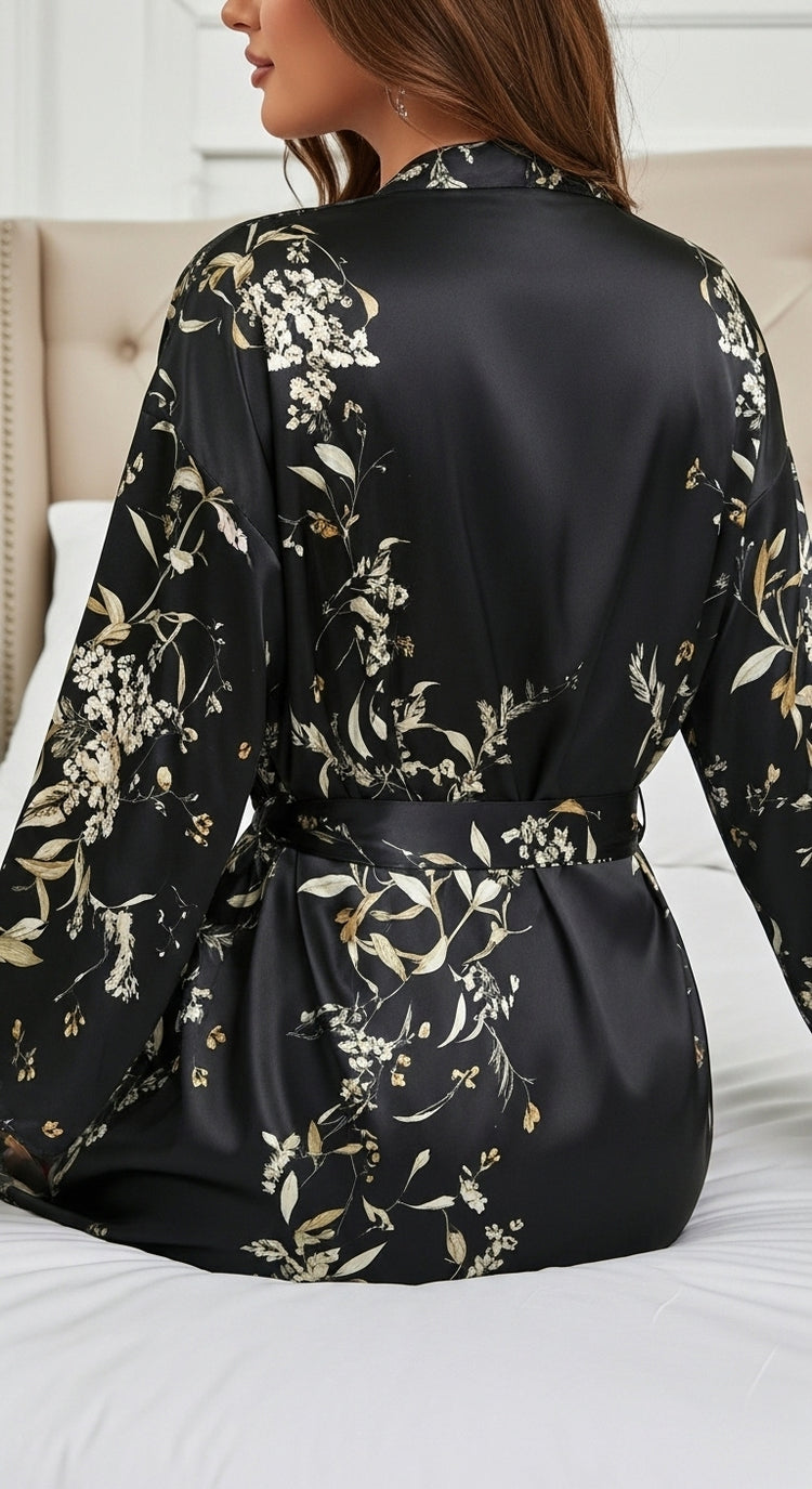 sentada na cama conjunto preto em cetim floral look noite confortável e sofisticado