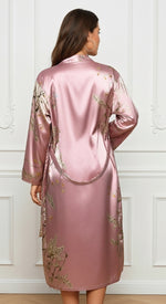 costas robe floral rosa detalhe da faixa passada nos passadores barra midi e caimento reto