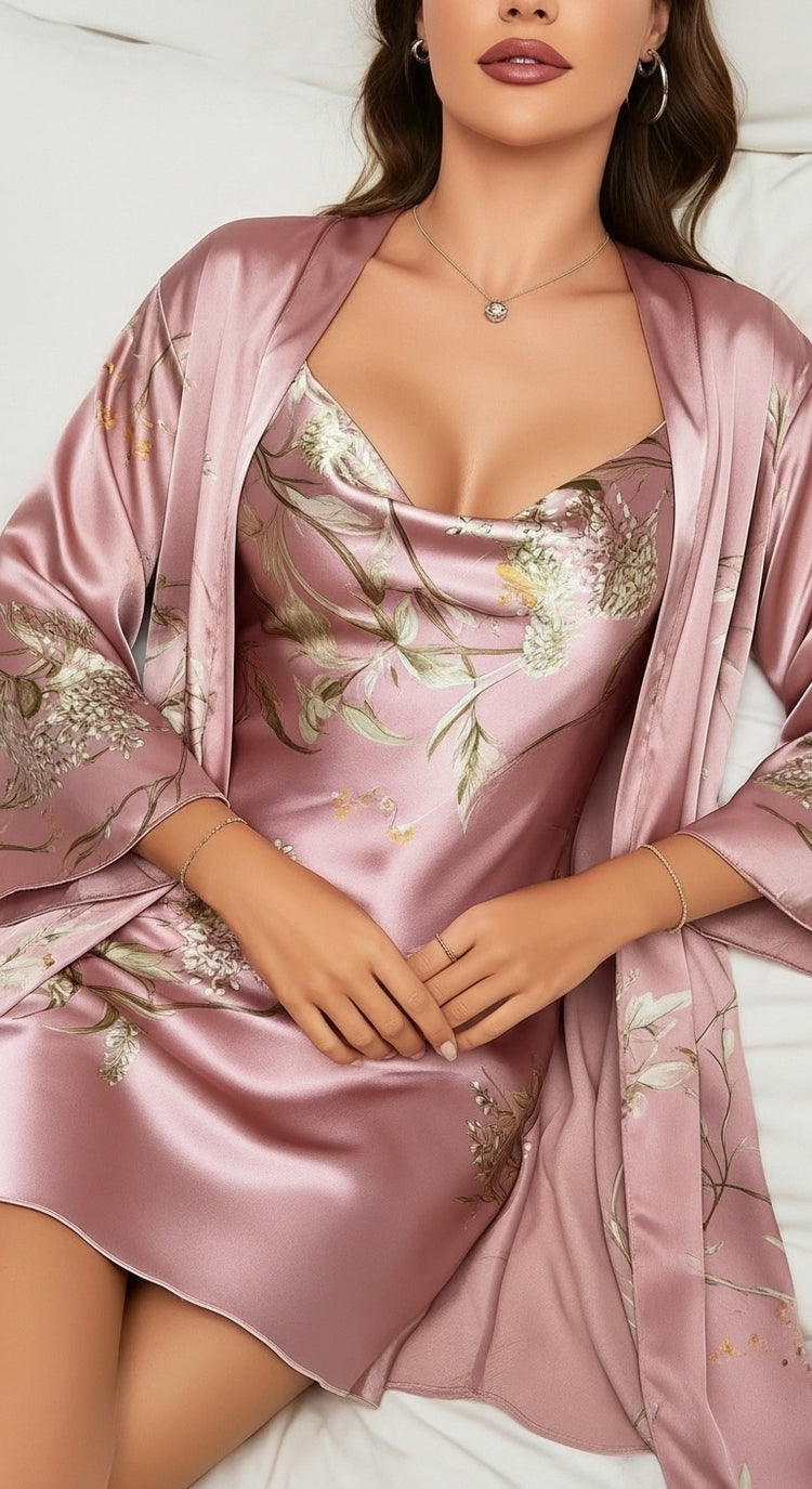deitada na cama close por cima camisola floral rosa tecido acetinado e decote drapeado