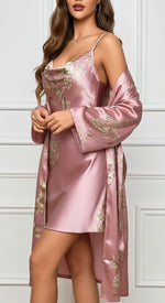 lateral direita conjunto floral rosa camisola curta com alcinha e robe longo acetinado