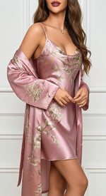 lateral esquerda conjunto rosa em cetim estampa botânica dourada manga ampla kimono e laço ajustável