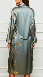 costas robe floral verde escuro comprimento midi detalhe da faixa presa nos passadores sobre a camisola