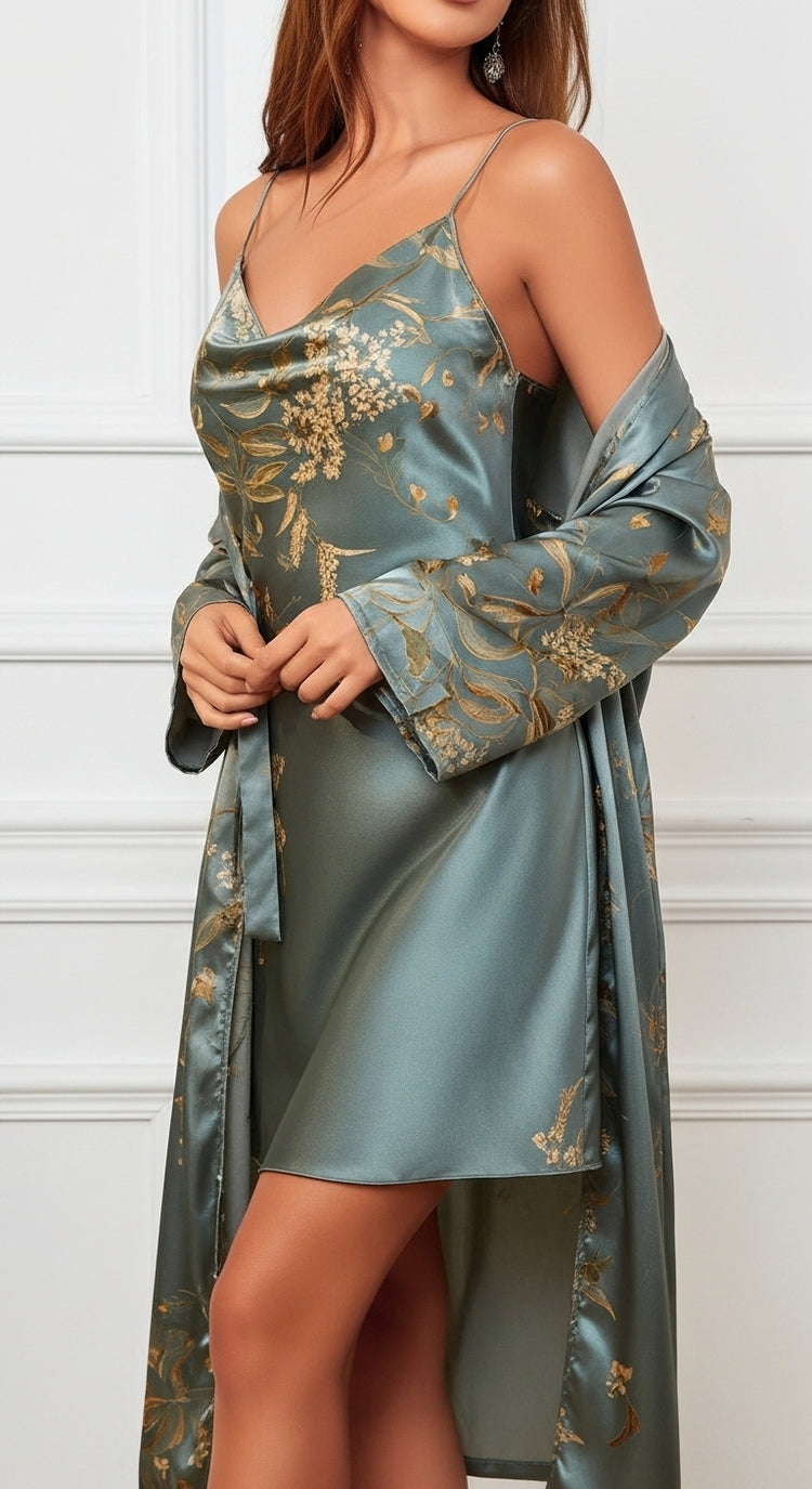 lateral direita conjunto floral verde escuro camisola slip com alcinha e robe longo acetinado caimento suave