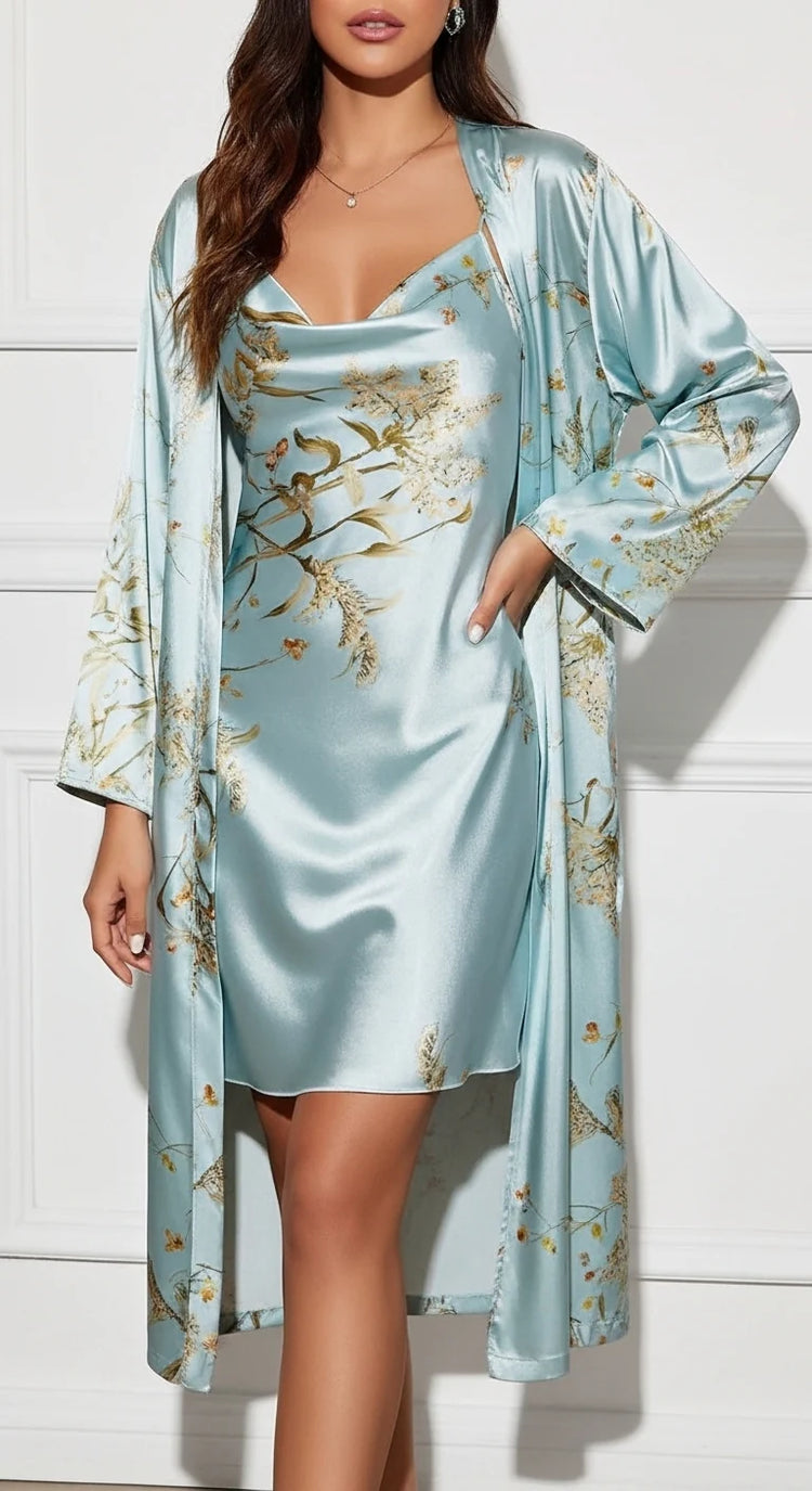 frente com movimento robe floral azul aberto caimento fluido sobre a camisola brilho acetinado monffel
