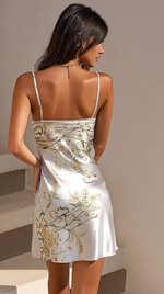 costas camisola curta close do decote curvo camisola prata floral acabamento limpo