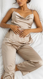 Pijama de cetim champagne - pose confortável em estúdio - conjunto feminino com calça e regata
