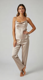 Pijama de cetim champagne feminino - vista frontal - calça longa e regata de alças - tom champanhe elegante