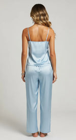 Conjunto de cetim ice blue - vista traseira - calça reta e top de alcinha - fundo neutro